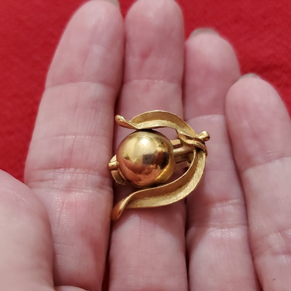 Vintage RENOIR goldtone abstract design clip on earrings - Picture 2 of 4